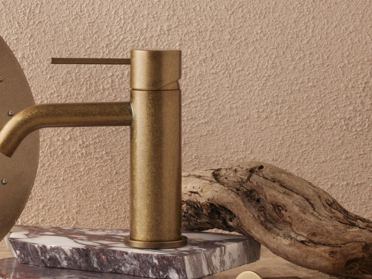 Nero in Tumbled Antique Brass
