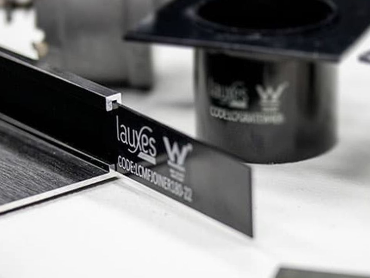 Lauxes Grates in Midnight Black
