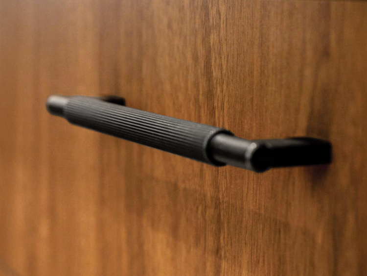 Momo Arpa in Brushed Black