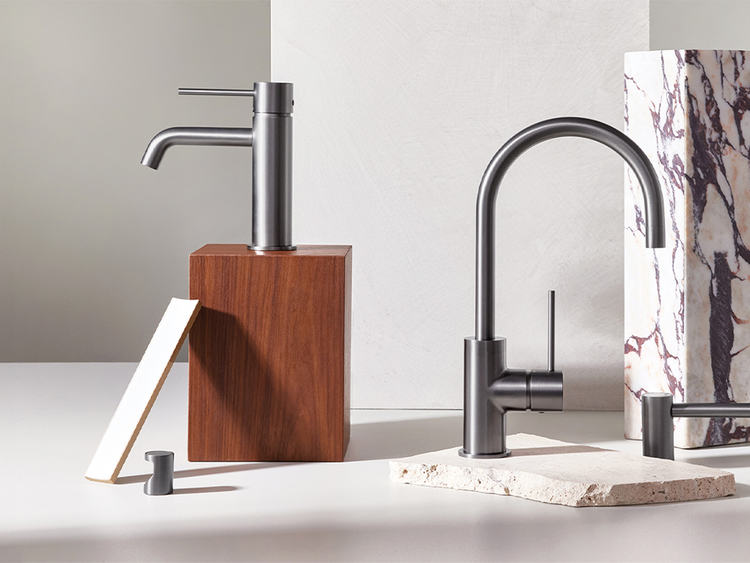 Phoenix Vivid Slimline in Brushed Carbon