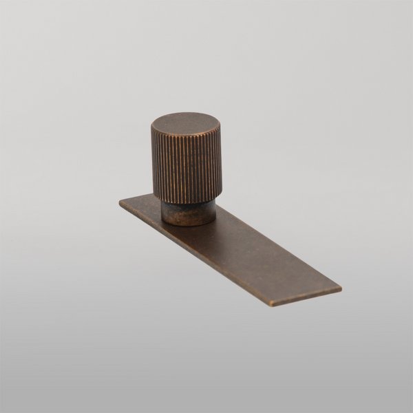 Momo Handles Momo Arpa Round Knob And Backplate 22mm Antique Brass